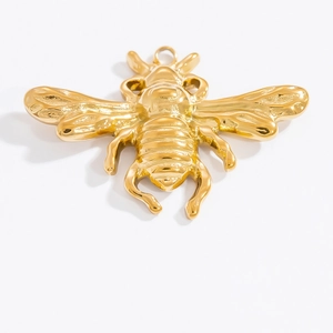 Detailaufnahme eines polierten 18K Gold-Bienenanhängers mit feiner Flügelstruktur