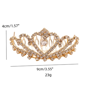 Dettaglio del pettine a corona con strass a cuore che mostra le dimensioni 9x4 cm