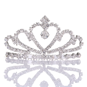 Vue détaillée du peigne couronne argenté avec cœurs en cristal et pendentif en diamant brillant