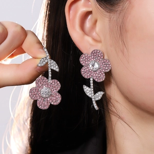 Boucles d'oreilles fleurs asymétriques en cristal rose avec zircons sur aiguilles argent 925