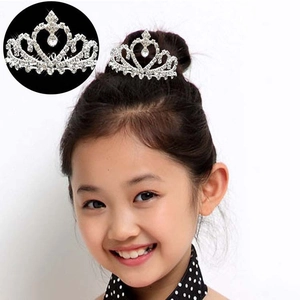 Tiara scintillante con strass argentati per bambine con design a cuore e pettine per capelli