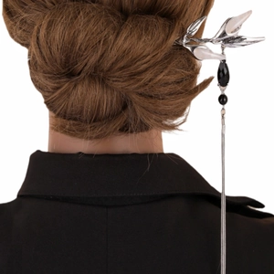 Épingle à cheveux rétro avec pétales blancs et longs glands avec perles noires en goutte