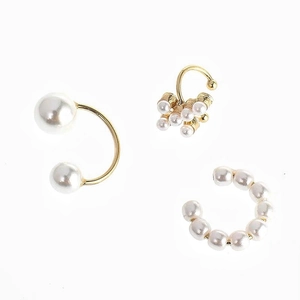 Lot de trois boucles d'oreilles dorées avec perles blanches et design en grappe