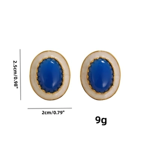 Vue détaillée de boucles d'oreilles ovales vintage avec centre bleu et bord doré