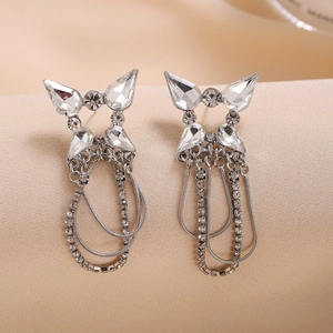 Eleganti orecchini a farfalla in argento con strass scintillanti e lunghe frange a catena