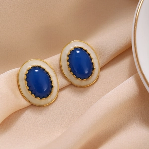 Boucles d'oreilles ovales vintage avec pierre bleu foncé et émail sur satin couleur champagne