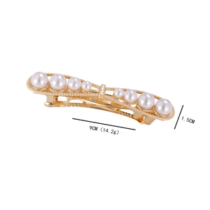 Detail view of 9cm pearl hair clip with gold metal frame and dimensions displayed
