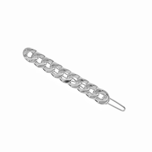 Detailansicht der silbernen Panzerketten-Haarspange mit minimalistischem Metallfinish