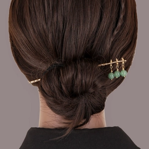 Pic à cheveux doré style bambou avec perles de jade vert pour chignon élégant