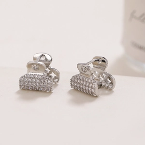 Mini-pinces à cheveux élégantes en argent avec zircons et découpes d'étoiles sur blanc