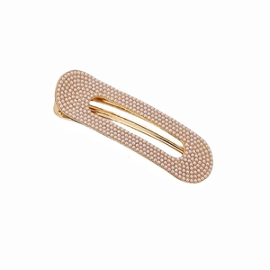 Detailansicht einer eleganten goldenen Haarspange mit weißen künstlichen Perlen besetzt