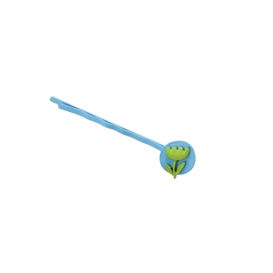Dettaglio del fermaglio per capelli azzurro con ornamento floreale a tulipano verde