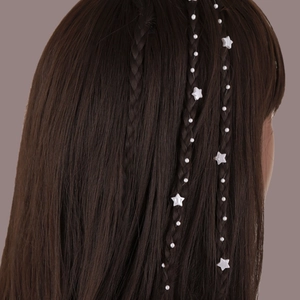 Détail de chaîne de perles et d'étoiles tressée dans les cheveux sur fond violet doux