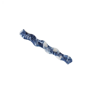 Détail de la pince à cheveux ondulée en acétate avec une texture marbrée bleue et blanche
