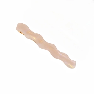 Détail d'une pince à cheveux ondulée rose nacré avec texture acétate irisée unique