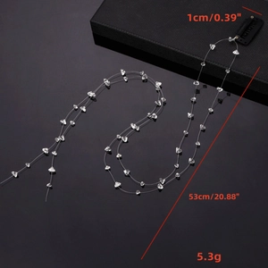 Vue détaillée de la chaîne à cheveux de 53cm avec fil invisible et perles claires