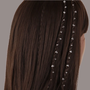 Gros plan de strass en cristal étincelants tressés dans un accessoire de cheveux brun
