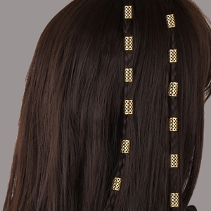 Anneaux de cheveux dorés creux pour tresses avec motifs géométriques sur cheveux foncés