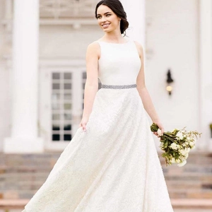 Elegantes ärmelloses A-Linien-Brautkleid mit Spitze und funkelndem Strass-Taillengürtel