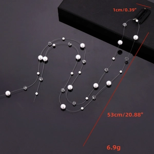 Détail de la chaîne de cheveux en perles avec perles claires et dimensions sur fond noir