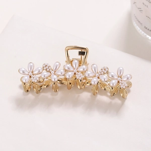 Pince à cheveux dorée avec pétales de fleurs en perles élégantes et accents d'opale