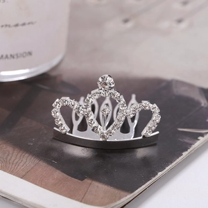 Détail d'un peigne à cheveux en forme de couronne argentée avec strass scintillants