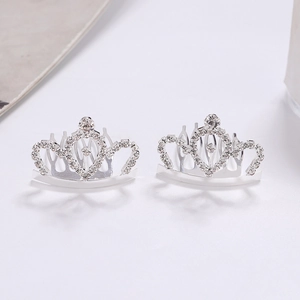 Détail de peignes à cheveux couronne en strass argentés pour coiffures de mariage princesse