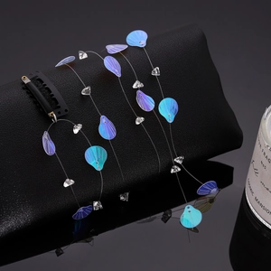 Chaîne de cheveux étincelante avec paillettes violettes et perles de cristal