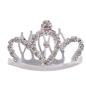 Détail du peigne à cheveux couronne en alliage argenté avec strass blancs et motif cœur