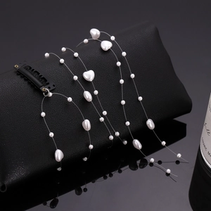 Gland de cheveux en perles élégant avec fil de cristal et pince en métal sur cuir noir
