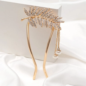 Épingle à cheveux en U plume dorée avec strass et glands de perles sur de la soie blanche