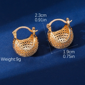 Élégantes boucles d'oreilles panier évidé en or sur fond bleu marine texturé, 2,3cm