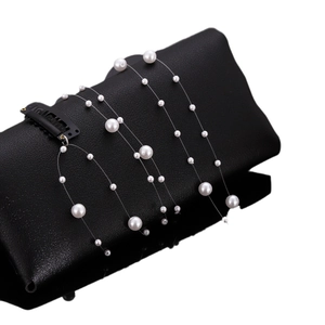 Chaîne de cheveux en perles avec clip en U invisible sur présentoir en cuir noir élégant
