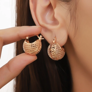 Boucles d'oreilles créoles dorées à motif clé grecque et texture nid d'abeille creuse