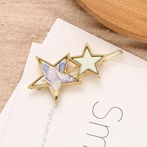Barrette étoile évidée à la mode avec résine marbrée et cadre en métal doré élégant