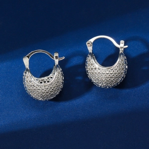 Boucles d'oreilles créoles argentées avec design texturé en forme de lune pour femme