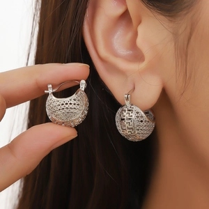 Boucles d'Oreilles Créoles Tissées Creuses en Alliage de Zinc de Style Coréen pour Femmes Bijoux Minimalistes Géométriques