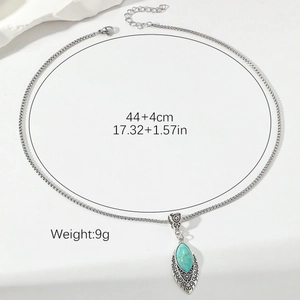Collier bohème argenté avec pendentif feuille, pierre turquoise ovale et gravures