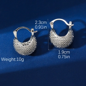 Détails de boucles d'oreilles argentées avec texture granuleuse et dimensions précises