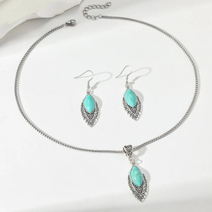 Bohemian sieradenset met turquoise oorbellen en vintage zilveren ketting op witte basis