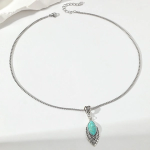 Collier bohème turquoise avec chaîne en argent et pendentif ovale gravé rétro