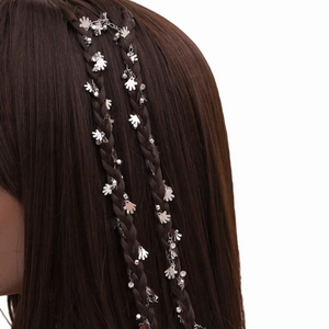 Chaîne de tresse Y2K en métal avec breloques fleurs et mains sur cheveux tressés