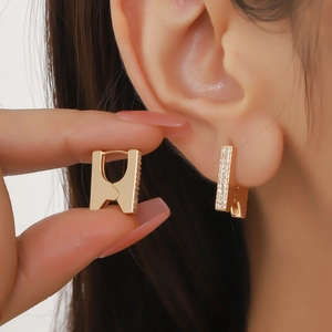 Boucles d'oreilles lettre H dorées avec cristaux au design cubique minimaliste en laiton