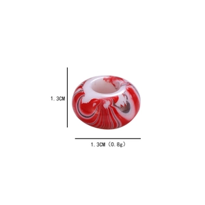 Détail d'une perle en acrylique marbré rouge et blanc de 1,3 cm pour bijoux de cheveux DIY
