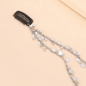Chaîne de cheveux Y2K en métal avec breloques paume argentées et strass sur fond abricot