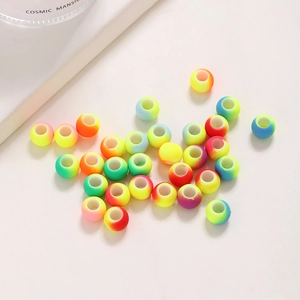 Perline colorate opache sfumate per dreadlock e accessori per capelli fai da te su sfondo chiaro