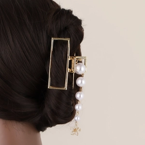 Pince à cheveux élégante en métal doré avec pampilles en perles et pendentif fleur