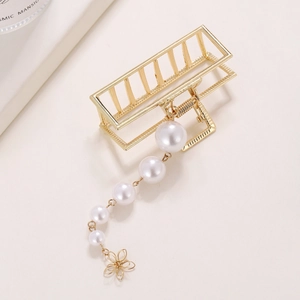 Pince à cheveux rectangulaire dorée avec perles dégradées et pendentif fleur délicat