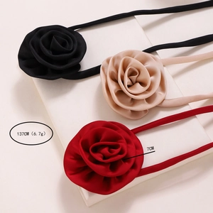 Detailansicht der Satin-Kamelienblüten-Halskette in Schwarz, Champagner und Rot