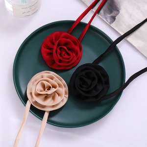 Dreiteiliges Satin-Kamelien-Halsband-Set in Rot, Schwarz und Champagner mit Bändern